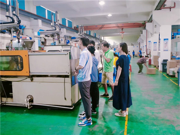 東莞振燁塑膠制品公司迎客戶(hù)實(shí)地考察，精密塑膠模具實(shí)力獲贊譽(yù)